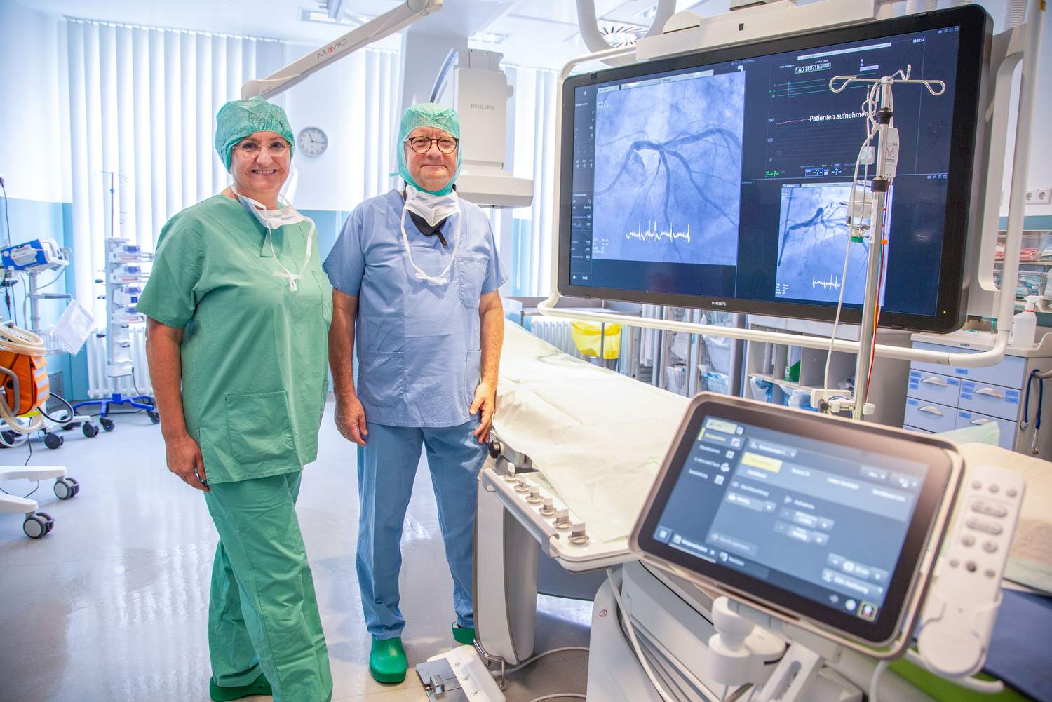 Chefarzt Dr. Thomas Lawo zeigt Geschäftsführerin Ulrike Much den neuen LHKM im Kardio-OP.
