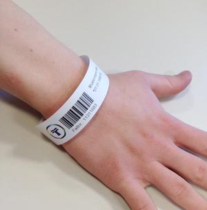 Patienten-Armbänder leisten in Krankenhäusern einen Beitrag zu mehr Sicherheit. Im Elisabeth Krankenhaus wurde zum 1. Mai ein neues Modell eingeführt.