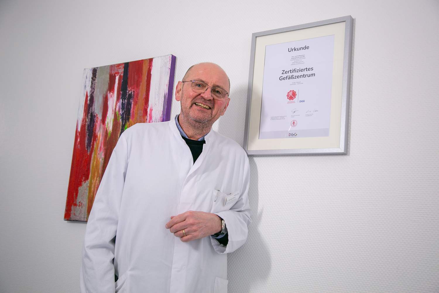 Dr. Michael Pillny, Chefarzt der Gefäßchirurgie, vor dem Zertifikat "Gefäßzentrum" der Deutschen Gesellschaft für Gefäßchirurgie und Gefäßmedizin (DGG).