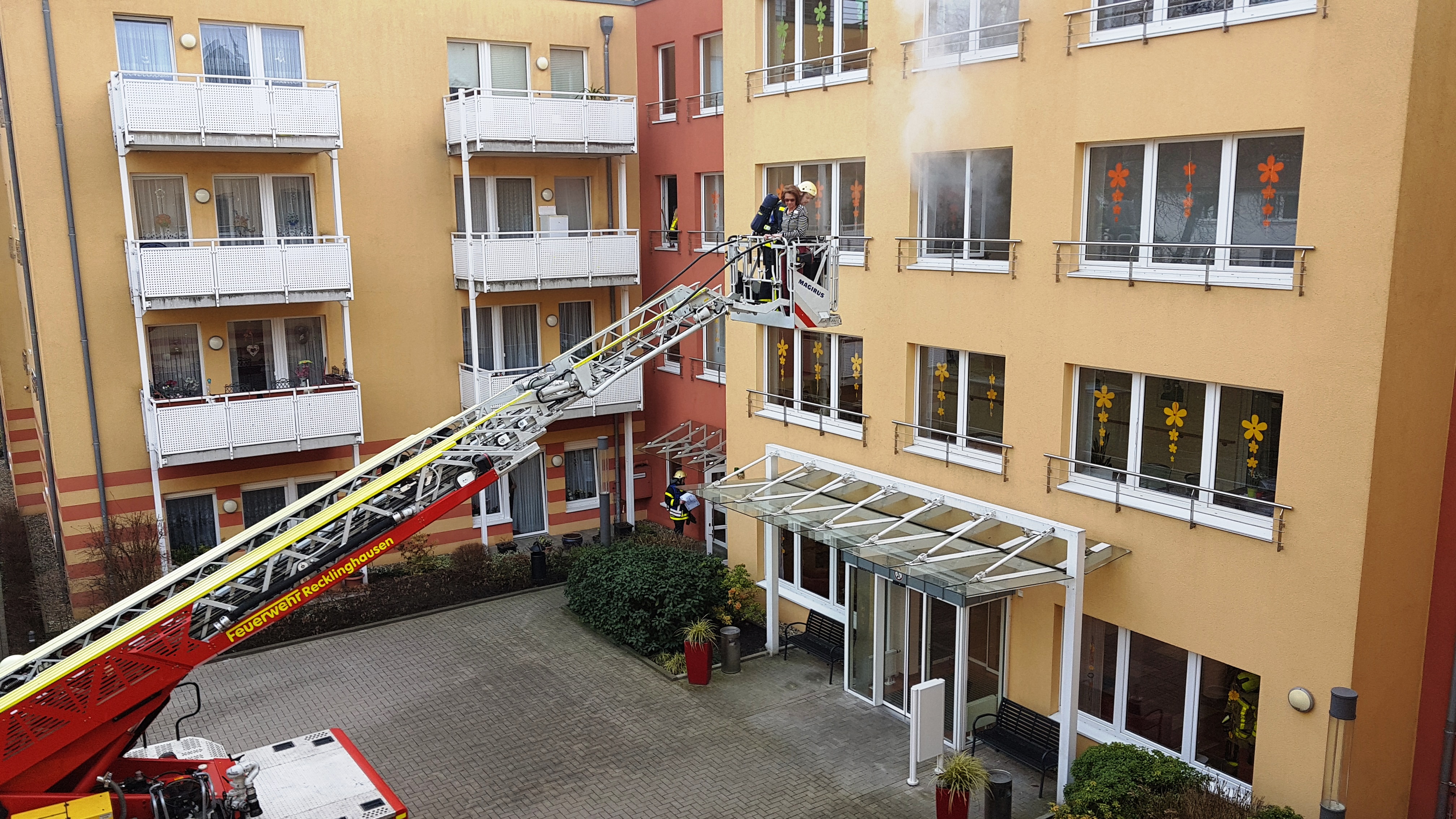 Feuerwehreinsätze Recklinghausen : Marl Aktuell/Sonntagsblatt im Vest » Feuerwehr rettet ... : Maybe you would like to learn more about one of these?